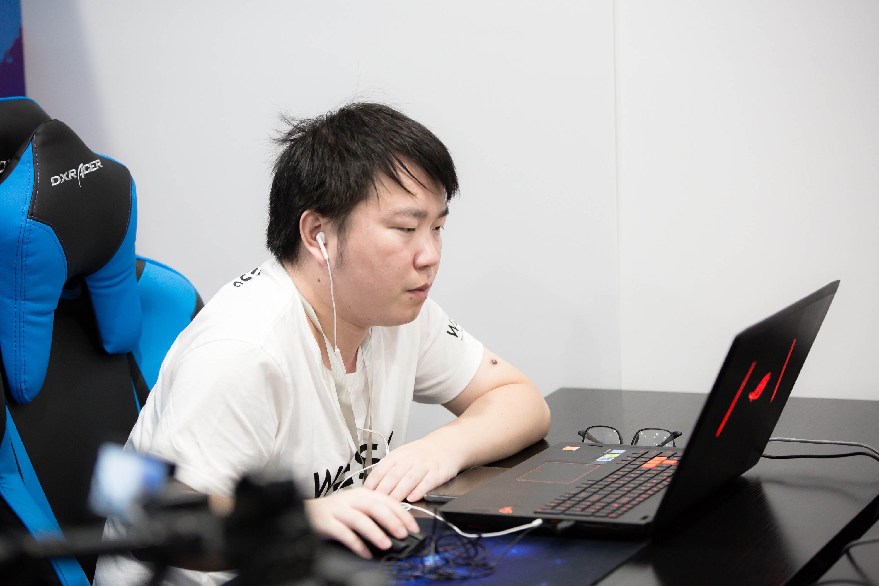 LGD险胜DFM，BDD关键团战开团秒人强强对话全球总决赛，留下经典瞬间